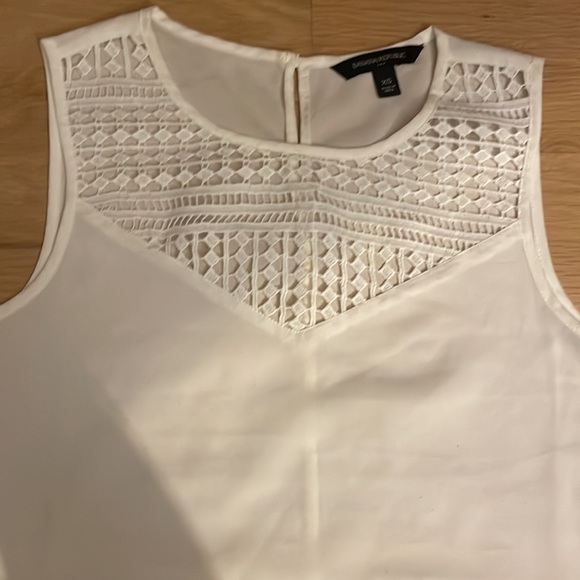 Banana republic white blouse with cutout size XS - Picture 2 of 3